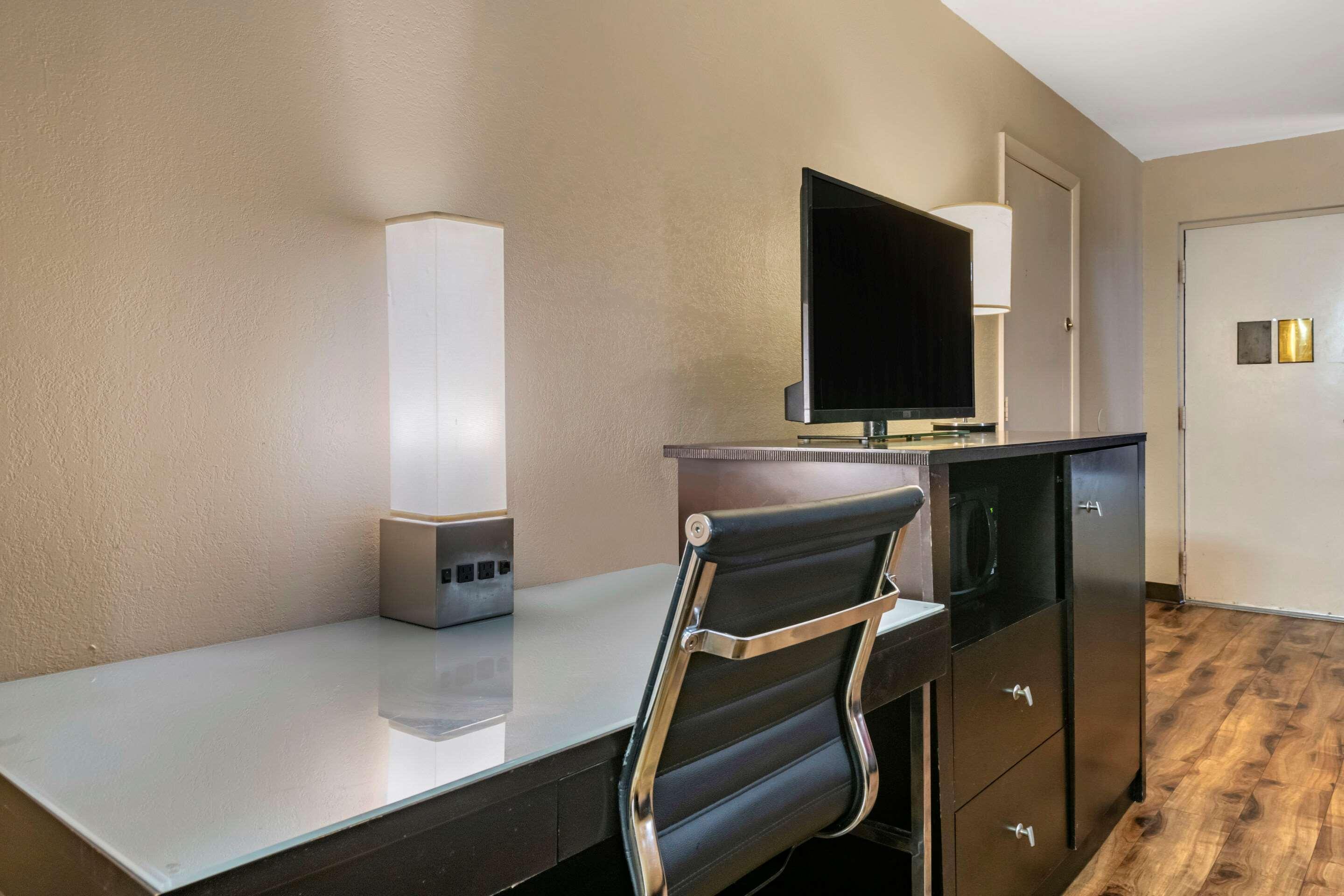 Econo Sebring Lodge